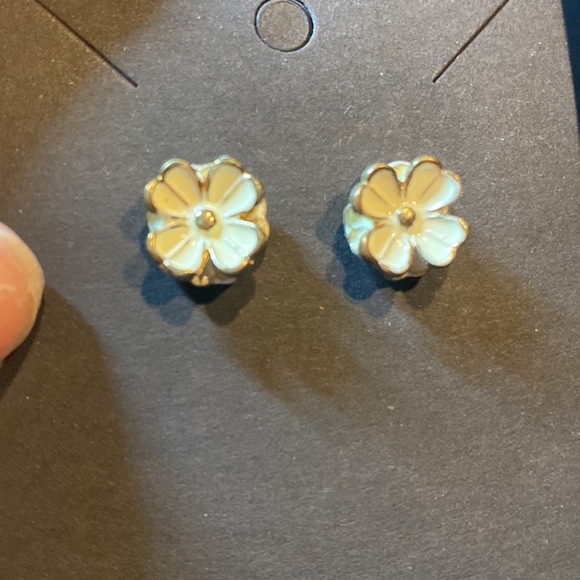 4 pairs of Flower Power Studded Earrings​ - Picture 4 of 5